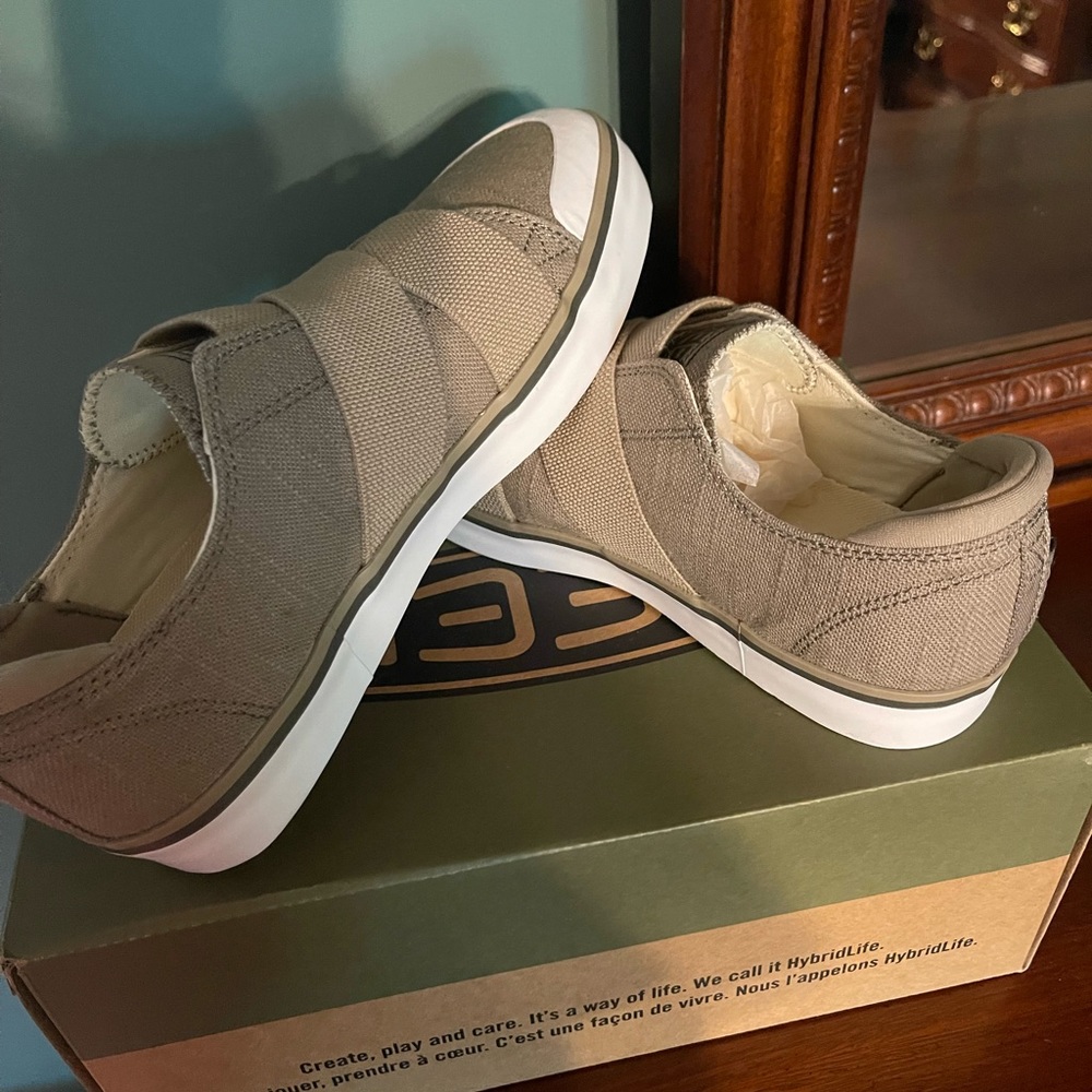 Keen women size 8 Elsa iii  gore slip on